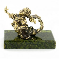 Знак зодиака: Скорпион из бронзы на подставке из змеевика 70х40х52мм 190г 1311148-1